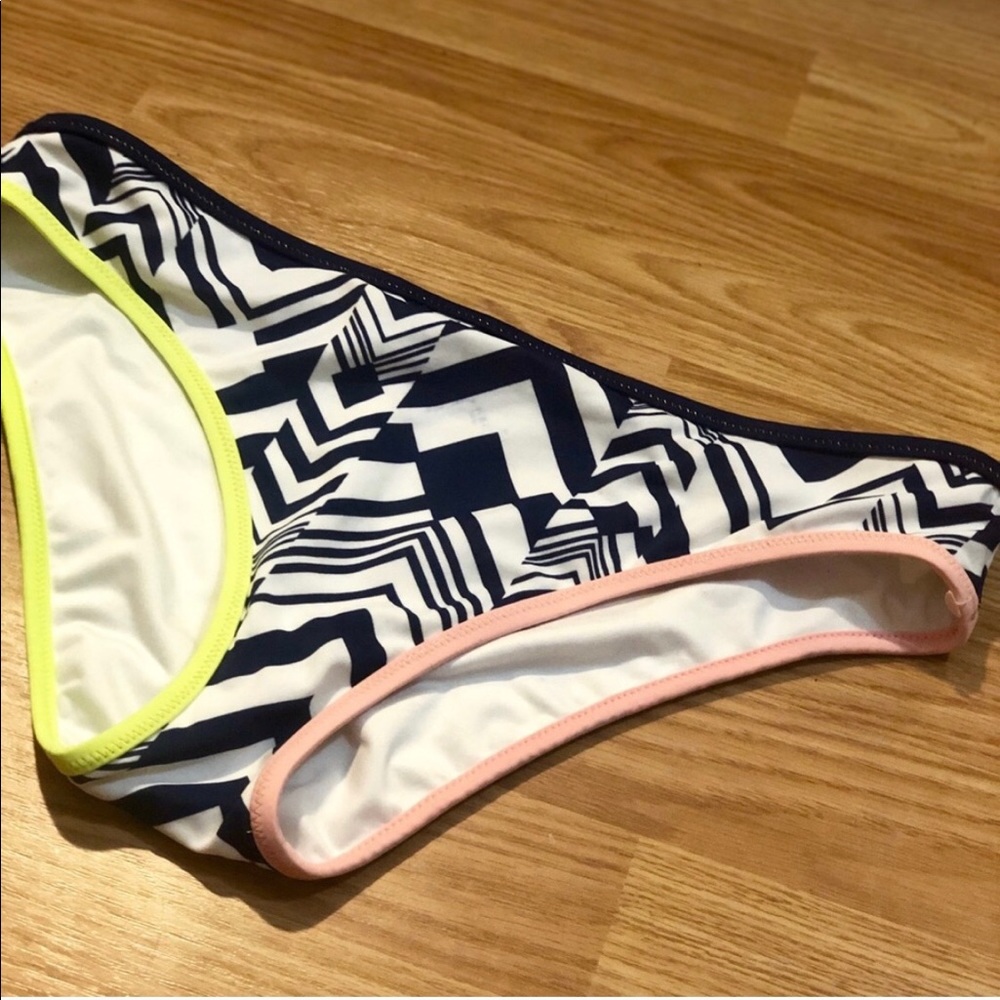 New without tags Victoria's Secret bikini bottom - Picture 2 of 7